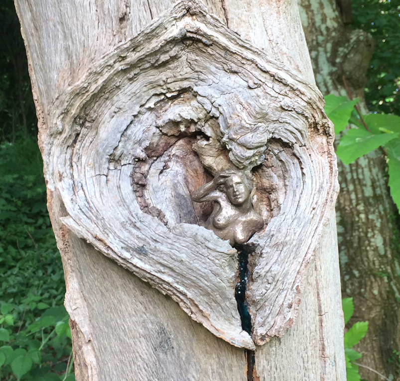 sculpture of Venus in an oak collar